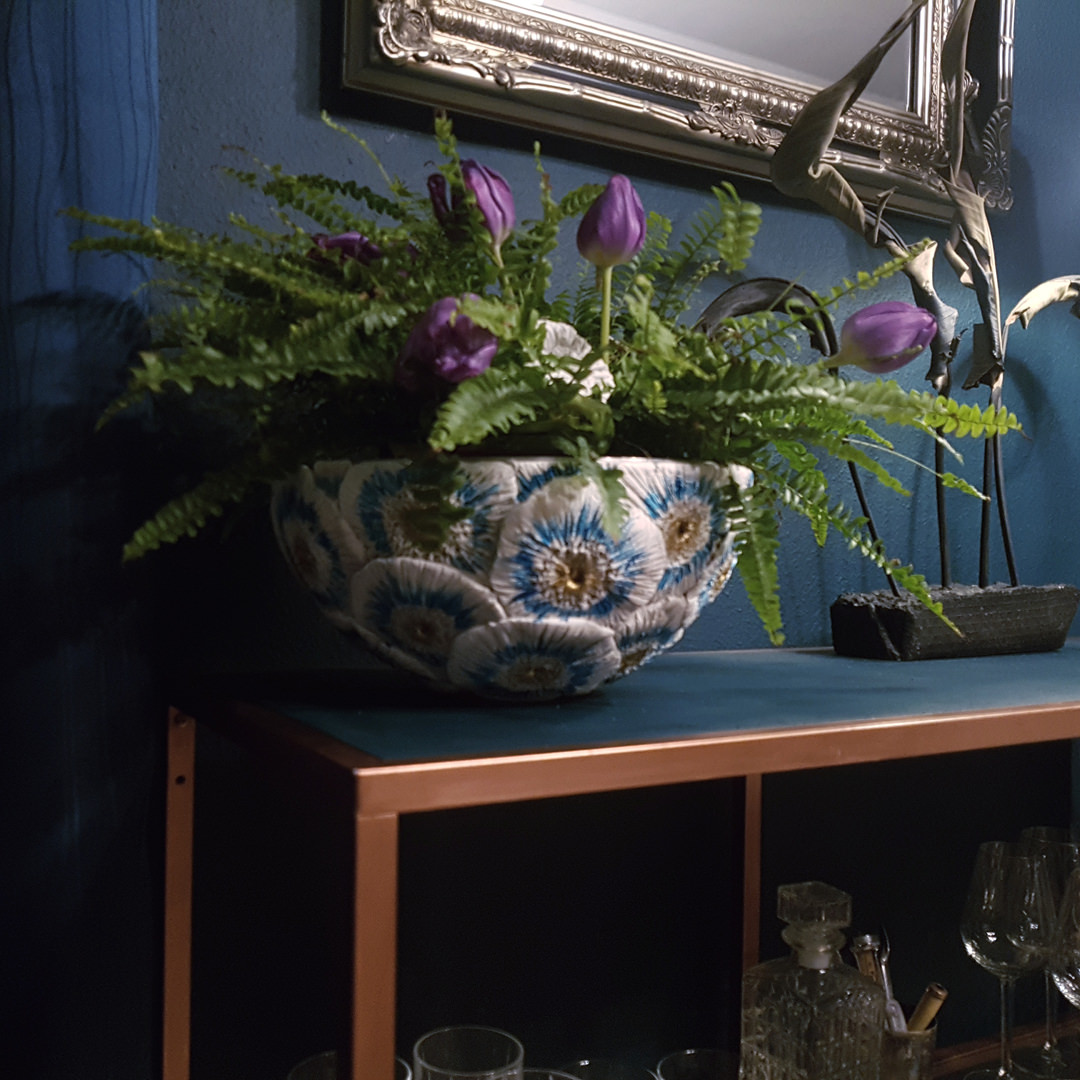 Handgefertigte Schale aus Ton, floral