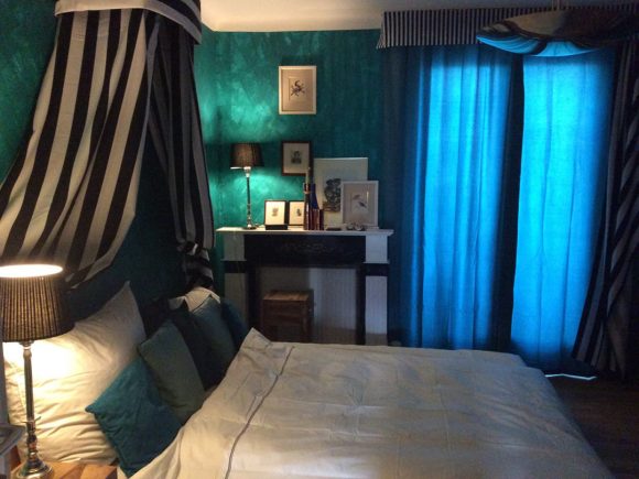 Wohnidee-Schlafzimmer-mit-Baldachin-Royalblau-by-Ferdinand-Interior-Wien
