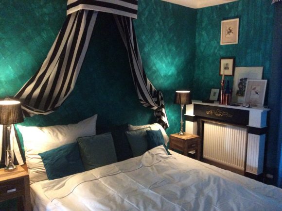 Wohnidee-Schlafzimmer-mit-Baldachin-Türkis-Schattierungen-by-Ferdinand-Interior-Wien